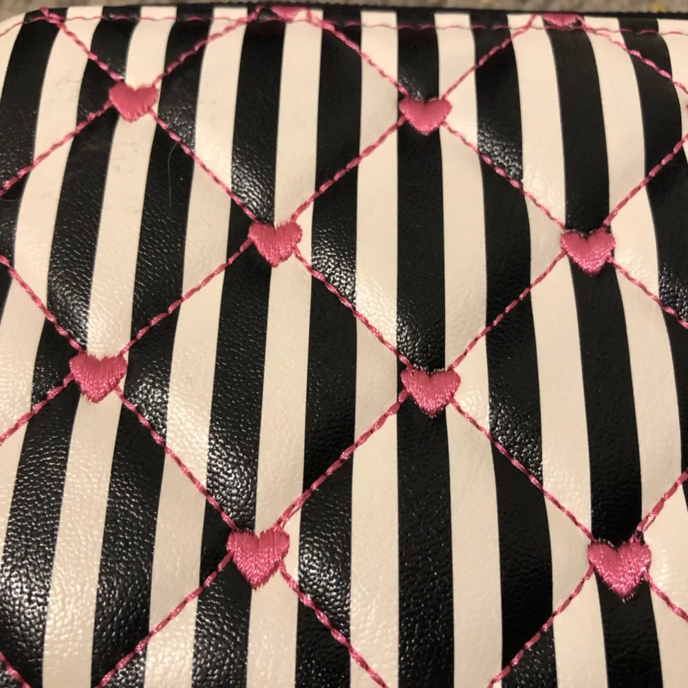 Betsey Johnson Black and White Striped Key Card Holder - Picture 4 of 8
